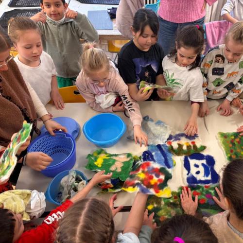 Die 1b Klasse und 2c Klasse filzen